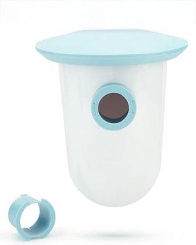 Distributeur de nourriture pour oiseaux avec un couvercle bleu ciel.